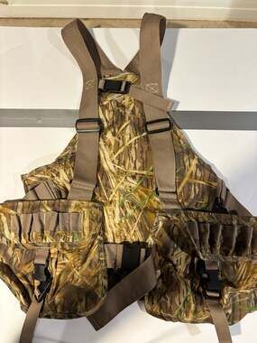 Avery Outdoors Waterfowl Hunting Strap Vest in Shadow Grass Camo